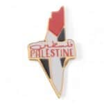 Pin's Palestine avec drapeau et écriture, symbole de solidarité et fierté palestinienne, disponible sur Boutique Palestine.